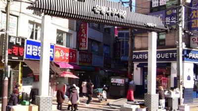 서울 동대문구의 오래된 골목 사이로 계절의 빛을 품은 은행나무 전통시장