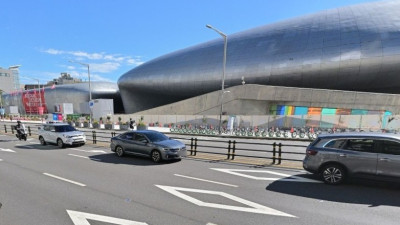 곡선의 미래를 걷다… 동대문디자인플라자 여행