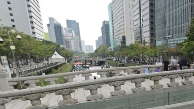 도심 속 물길을 따라 걷다… 여행  청계천