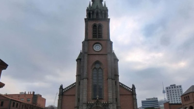 서울 도심 속 고요한 성지, 역사와 아름다움이 공존하는 명동성당 여행