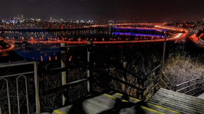 응봉산, 노란 개나리 물결 위로 펼쳐진 한강의 봄